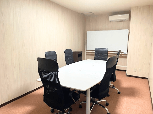 鹿児島営業所の応接室1は完全個室でゆったりと商談することができます